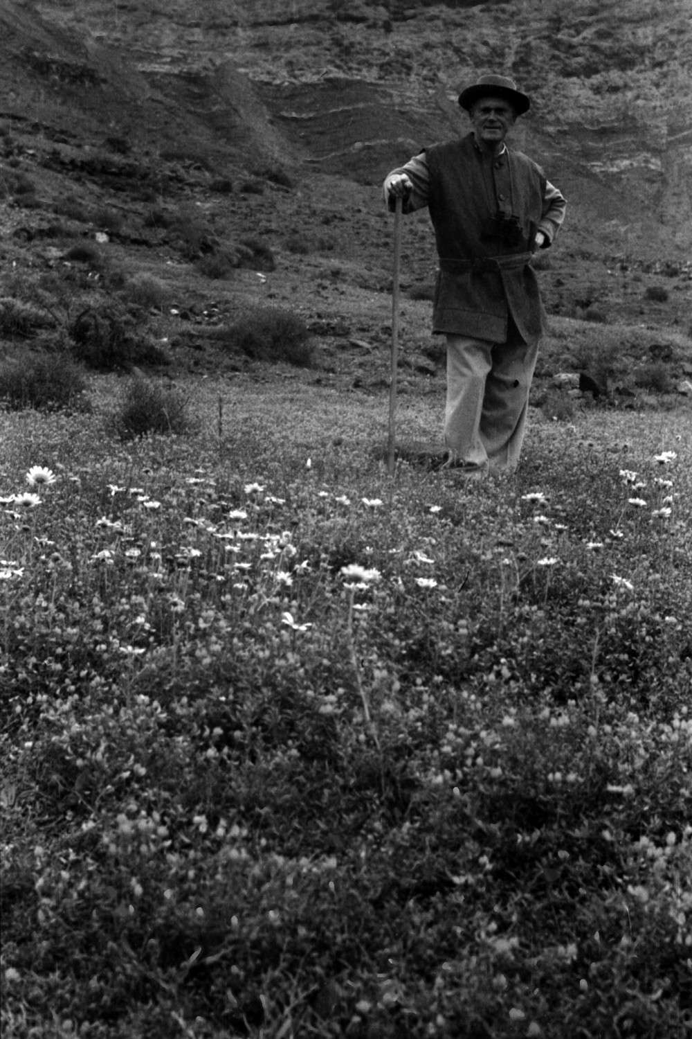 3006 Gustavo Winter caminando a Cofete 1951