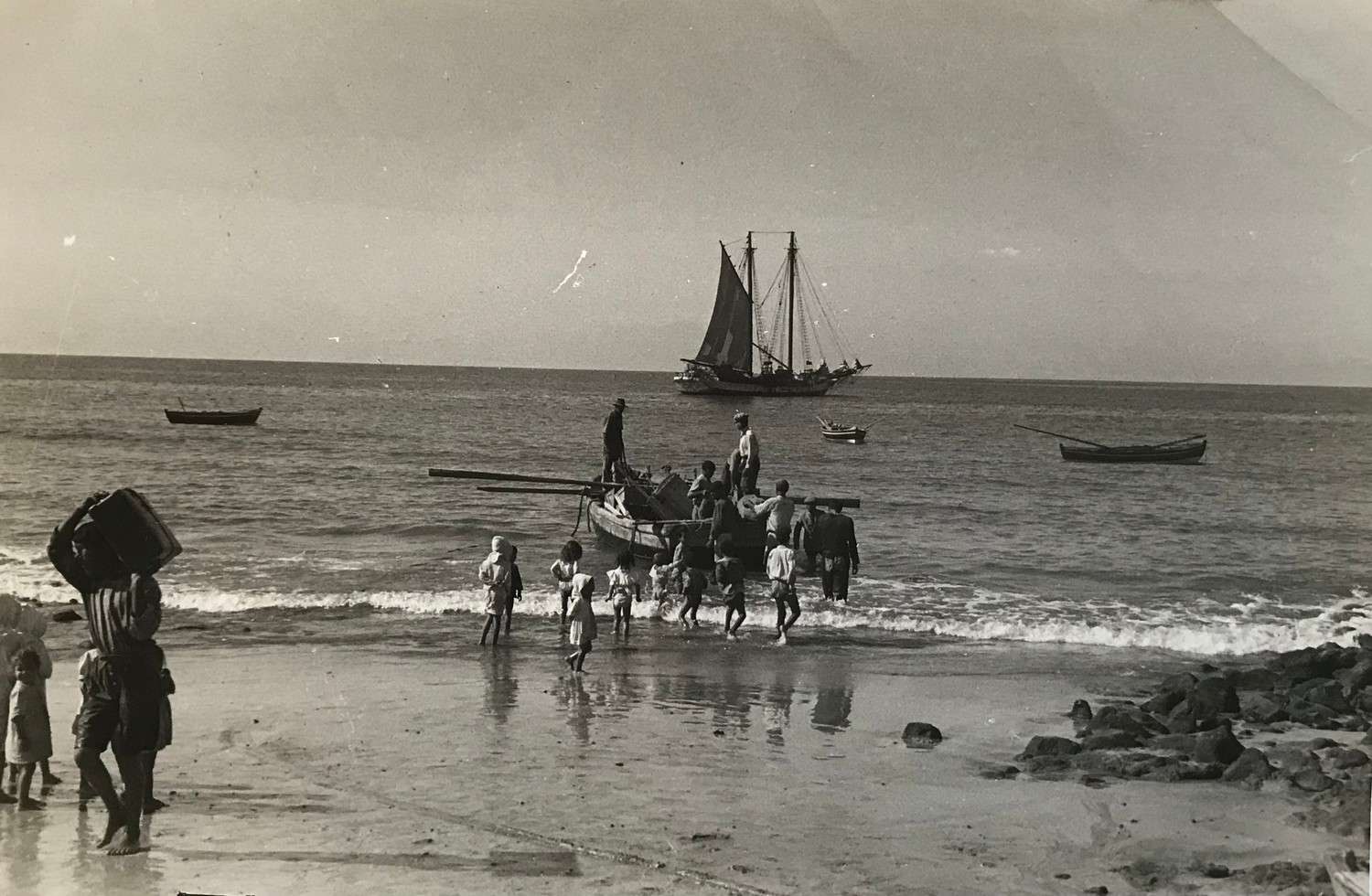 Guanchinerfe fondeado y barquillo a remos trae bultos a la playa de la Cebada año 1947