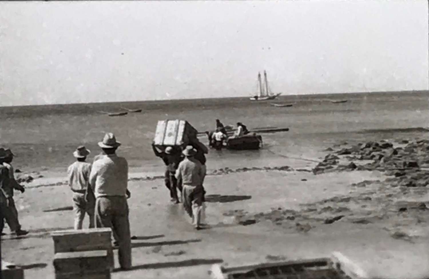 Acarreando los bultos del Guanchinerfe en la playa de la Cebada-1947